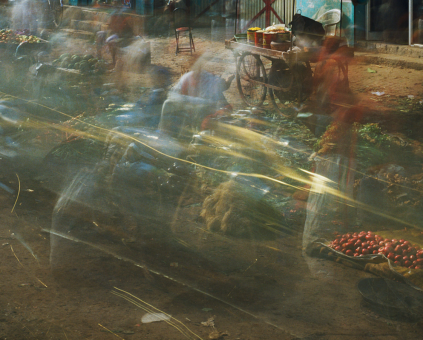 Street Market, Varanasi, India (11.03 - 11.08 Uhr, 2.1.2006)
